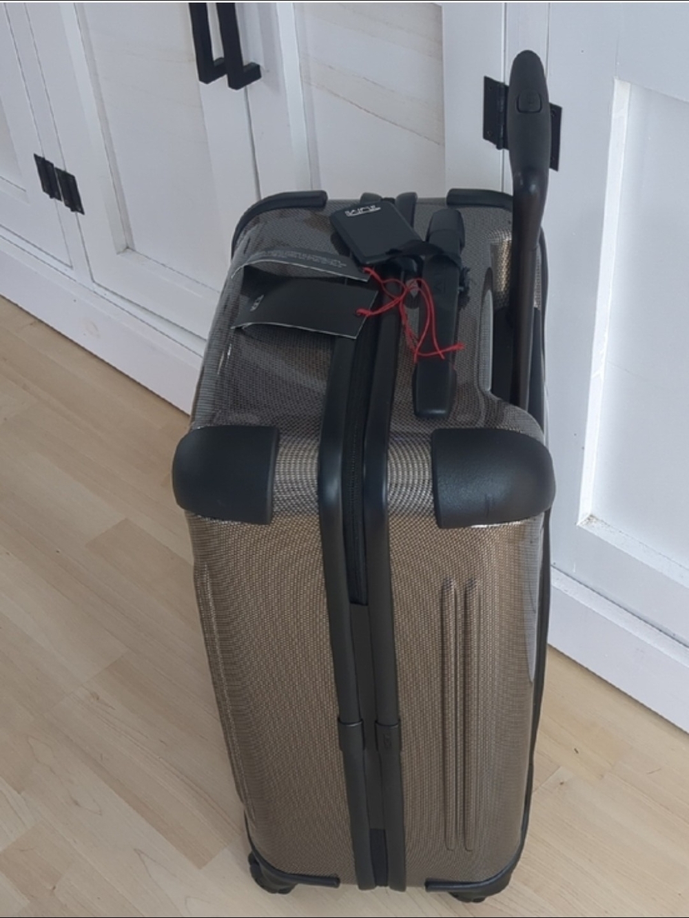 TUMI Hardshell 22" Carry-On Roller in Metallic Tan-Beige. - Picture 4 of 10
